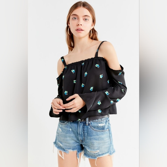 🌟3 For $15 SALE🌟 NWT Urban Outfitters Valley Cold-Shoulder Ruffle Top - Picture 1 of 8